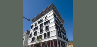 Environ 800 m2 de panneaux composites en aluminium ont été cintrés aﬁn de réaliser ces façades pliées en accordéon.