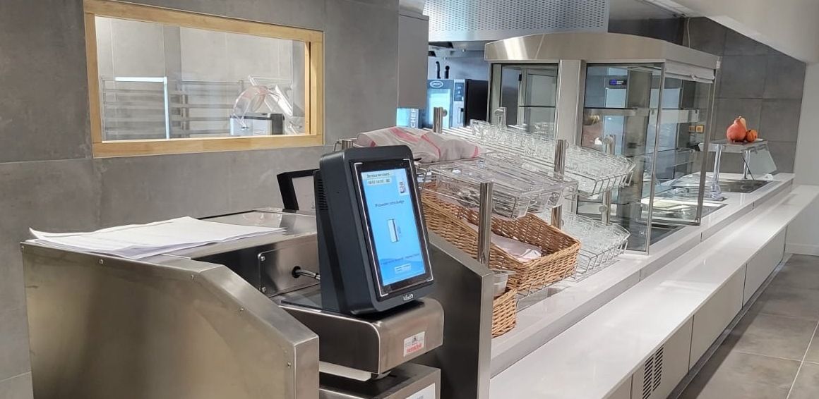 A l’heure des repas, les employés se pressent autour du « Self Entreprise » sur-mesure Tournus Équipement, avec une jolie rampe en Quartz blanc.