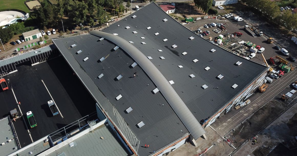 La toiture concave est équipée d'une voûte de plus de 100 m de long.