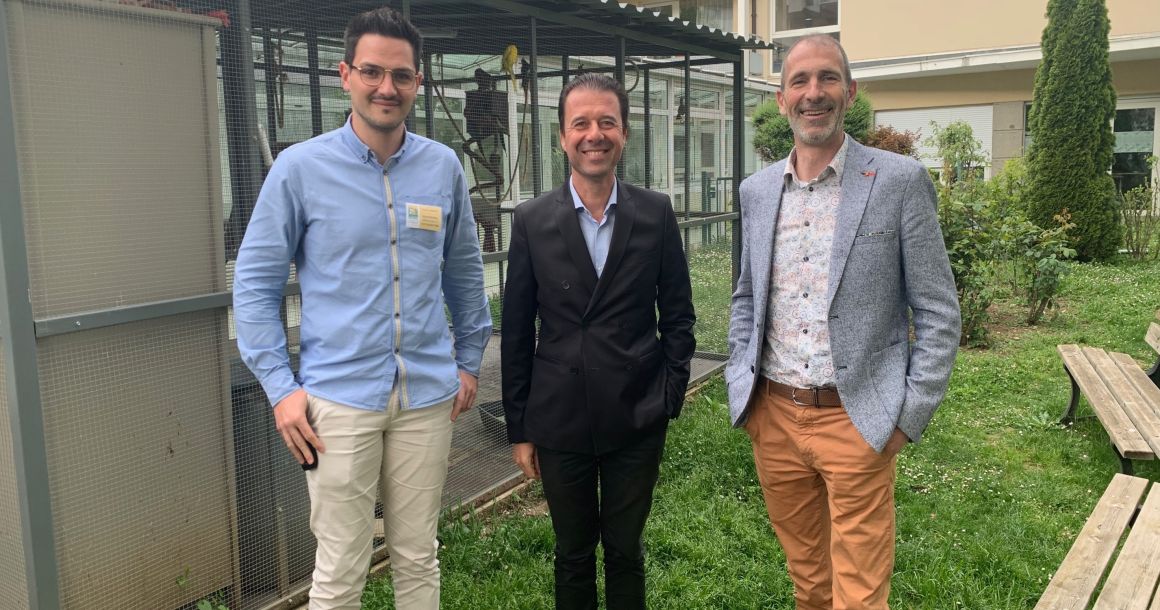 Devant la volière dans le jardin de l'EHPADDe gauche à droite : David Ferreira, Stéphane Richard et Jean-Rémy Dumont venu découvrir ce lieu qui a remporté l'appa à projet de l"UDIHR