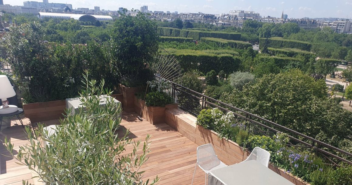 Pour permettre l'accès aux relevés d'étanchéité, les jardinières ont été posées sur une dalle béton décalé de 50 cm par rapport à l'acrotère.