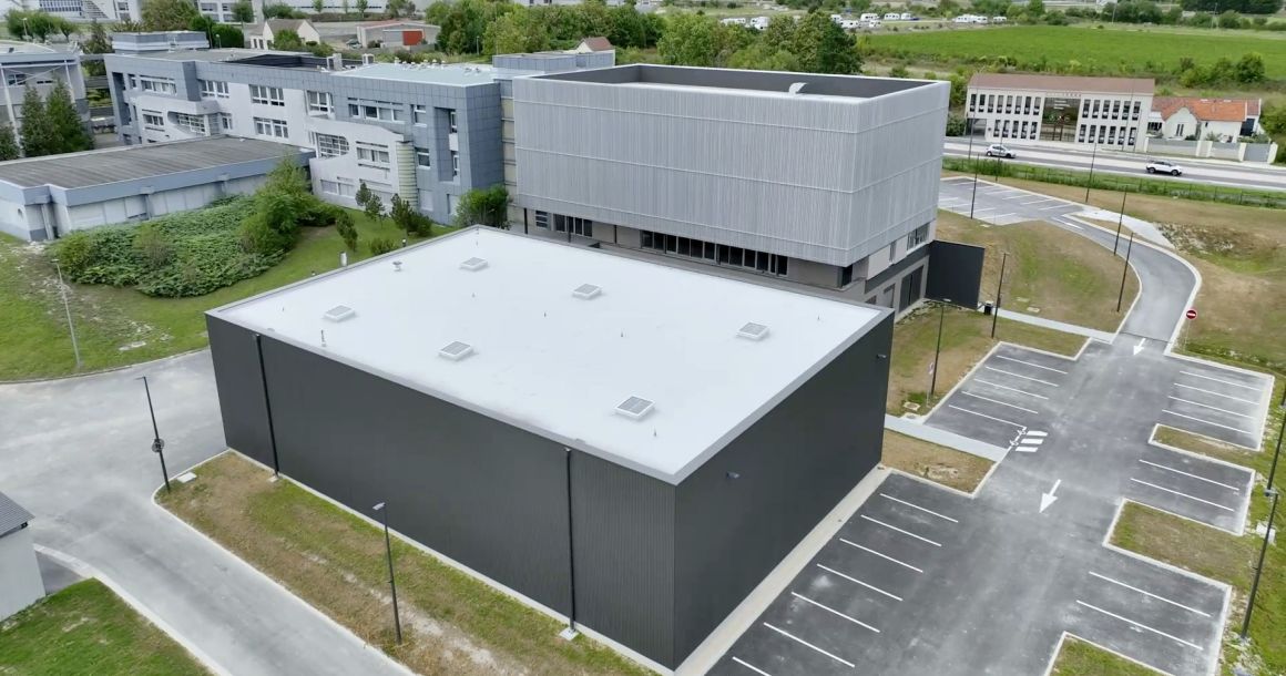 L'agrandissement de l'école d'ingénieur comprend une extension et une construction neuve.