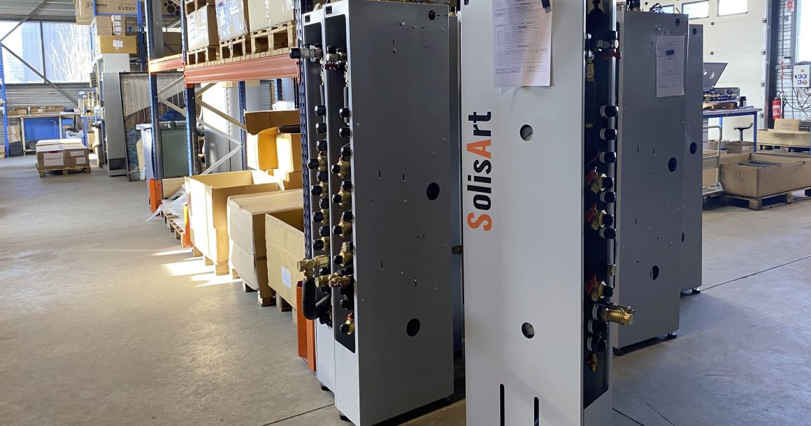 Les armoires sont assemblées à la commande et toutes testées dans l'usine de Sainte-Hélène-du-Lac.