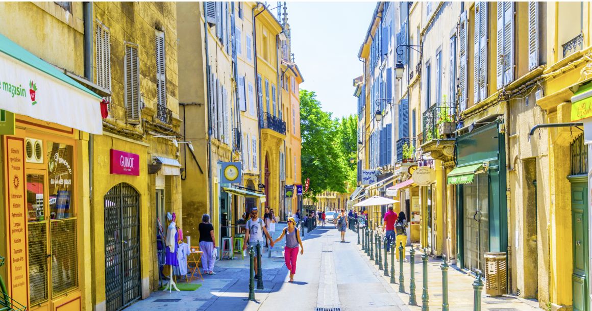 Commerces, restaurants, écoles... : le tertiaire recoupe des réalités très différentes.