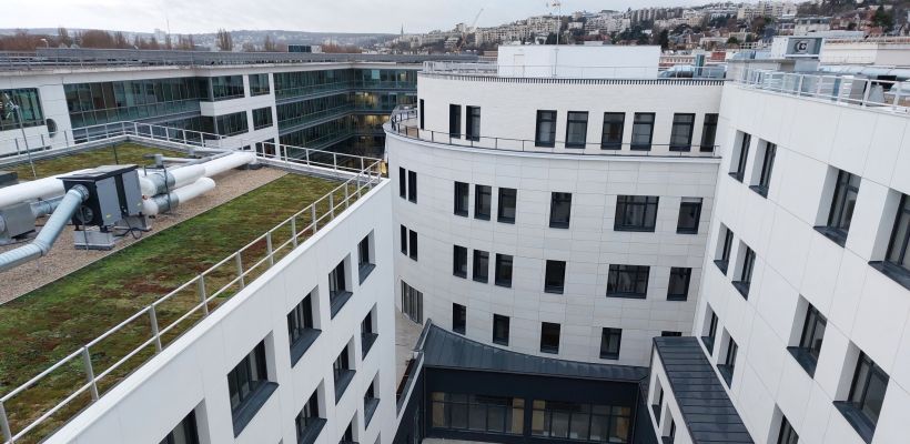La restructuration du site intégrait des constructions neuves dont les toitures ont été végétalisées.