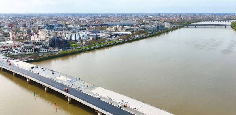 Le pont Simon Veil mesure 549 m de long et 44 m de large.