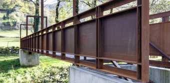 Cette passerelle en Corten sur la rivière Jordanne dans le Cantal a été récompensée en 2024. 