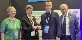 Accompagnés de Sylvie Vandriessche et Stéphane Ortu, Delphine Faye du CNES et Loïc Marchin de Pylote (au centre) ont reçu le prix spécial du jury ContaminExpert.