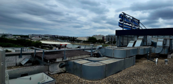 Equipements techniques sur le toit de l'agence Espace Aubade - Schmitt-Ney d'Ivry-sur-Seine.