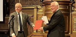 Hervé This a reçu le prix Sonning des mains du recteur de l'université de Copenhague.