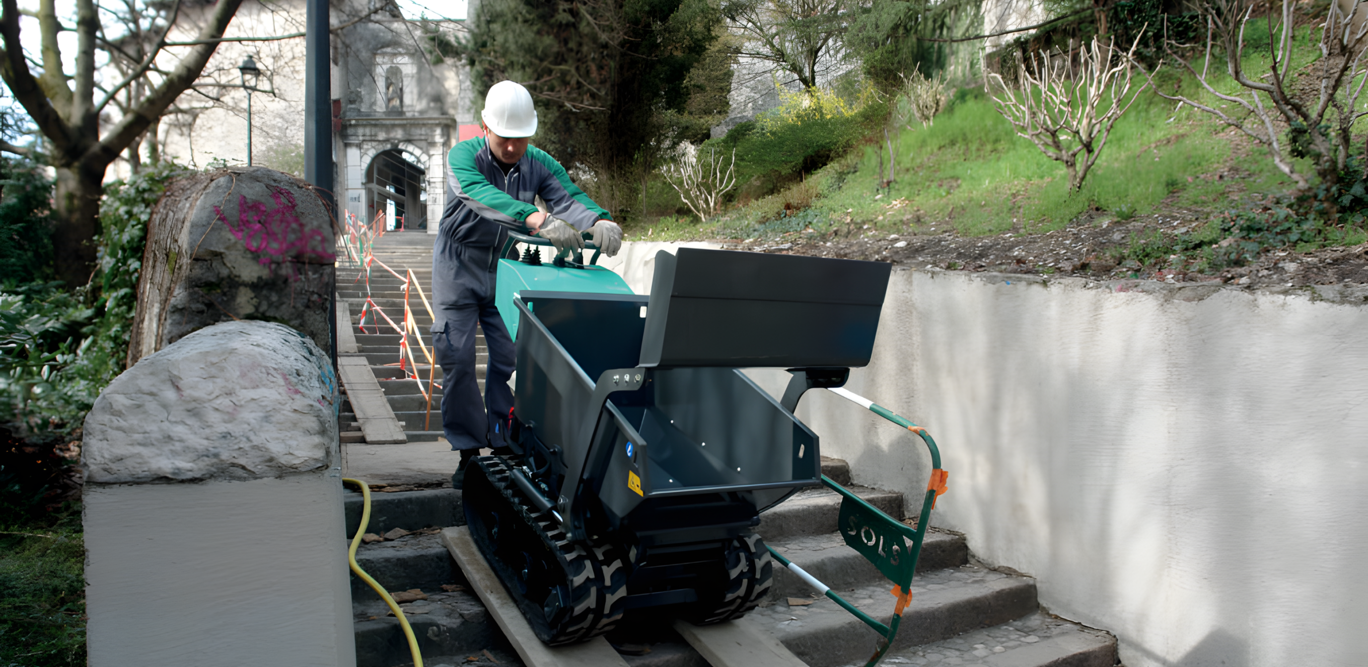 Les mini-transporteur sur chenilles, ici le Taurus 500 d'Imer, sont capable d'intervenir dans des zones où les motobasculeurs ou les tombereaux ne peuvent pas accéder.