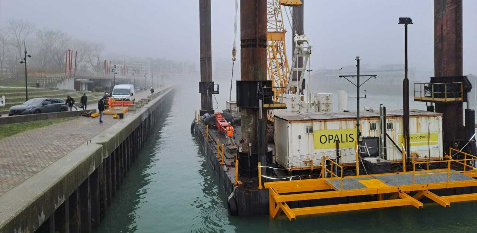 Les pieux de 1 m de diamètre et 23 m de long sont forés quai des Cargots,  dans le port de Boulogne.