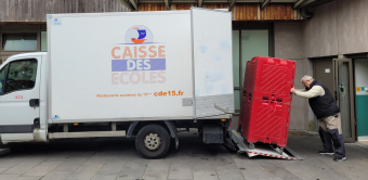 La Caisse des écoles du 15e arrondissement de Paris prépare chaque jour 11 500 repas livrés en liaison chaude vers 18 écoles et une soixantaine de réfectoires.