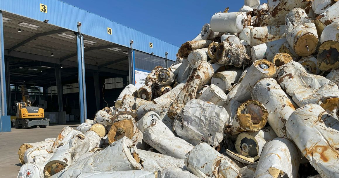 Près de 700 tonnes de ballons d’eau chaude peuvent être stockées sur le site du Vigeant (86). 90 pièces sont traitées par heure.