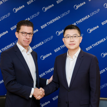 Tjarko Bouman, CEO de BDR Thermea Group (à gauche) et Louis Zhao, vice-président de Midea Group et président de Midea Residential Air Conditioner Division