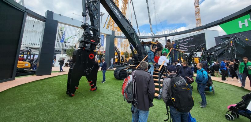 Installée au centre du stand Hyundai, la HX400L a attiré beaucoup de public.