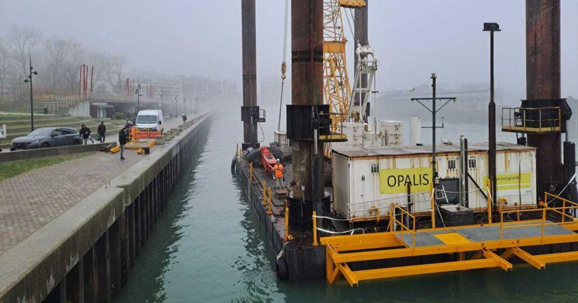 Les pieux de 1 m de diamètre et 23 m de long sont forés quai des Cargots, dans le port de Boulogne.