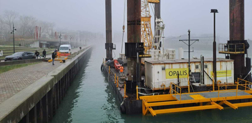 Les pieux de 1 m de diamètre et 23 m de long sont forés quai des Cargots,  dans le port de Boulogne.