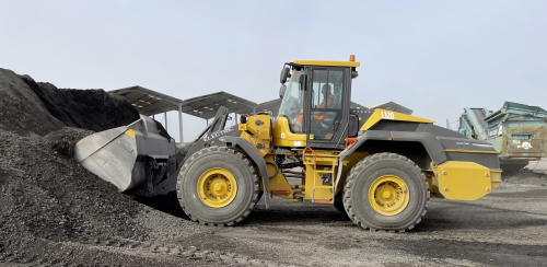 La chargeuse est affectée au chargement des trémies de granulats de l’usine d’enrobés, à l’approvisionnement du poste de concassage/cribleur mobile, au déstockage des matériaux recyclés et au chargement clients. 