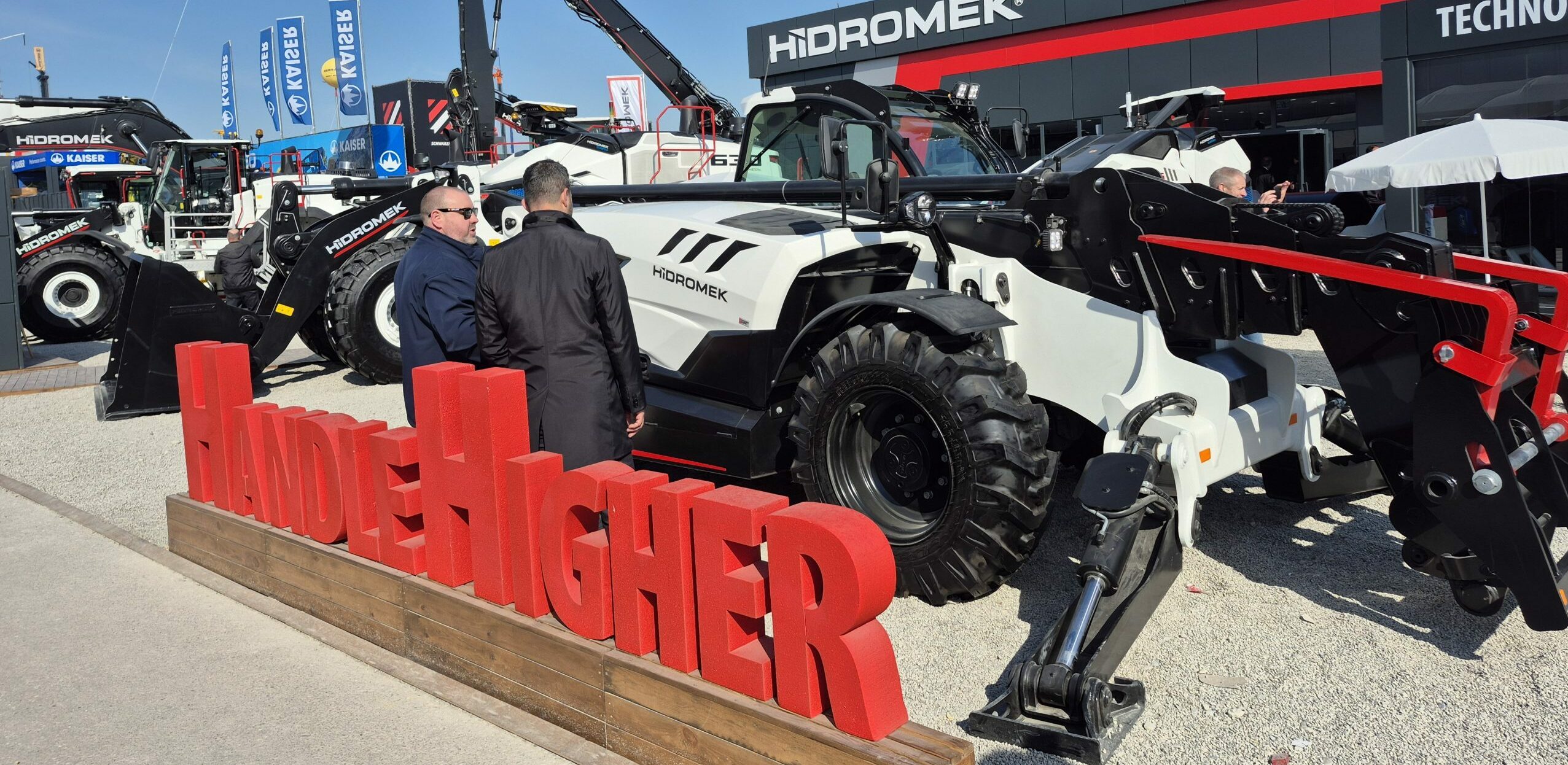 Le modèle HMK 40.18 TH est animé par un moteur Deutz 74,4 kW conforme Stage V, associé à une transmission hydrostatique.