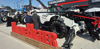 Le modèle HMK 40.18 TH est animé par un moteur Deutz 74,4 kW conforme Stage V, associé à une transmission hydrostatique.