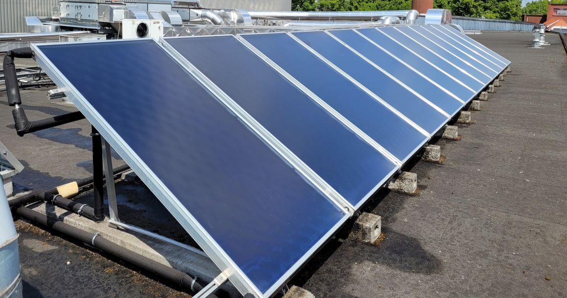 L’installation se compose de douze capteurs Optisun 245 V sur une surface de 29 m², pour une production solaire utile de 18 MWh/an.