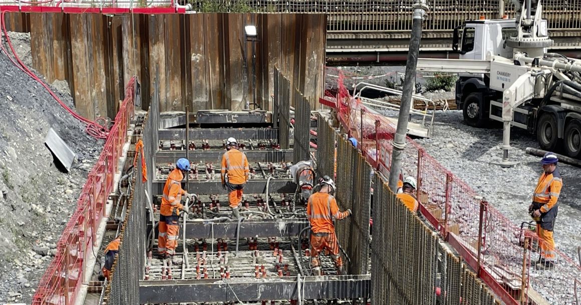 Face aux épisodes de canicule, les chantiers de travaux publics sont en première ligne : anticiper, adapter les rythmes et protéger les équipes devient un impératif de sécurité.