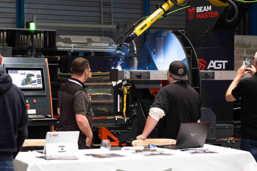 Démonstration du robot de soudage d'AGT Robotics. 