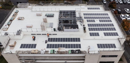 Les 700 m² de toiture-terrasse ont été rénovés avec un système d'étanchéité + photovoltaïque léger. 