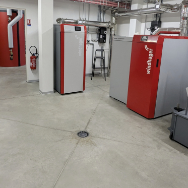 Les installateurs sont formés aux produits Windhager à Remomeix (Vosges) dans une chaufferie pédagogique. 